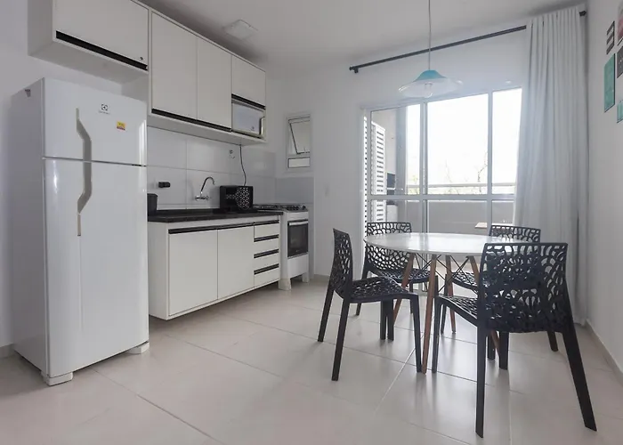 Apartamento Ubatuba, AR, Varanda Gourmet, Piscinas e 300mt Praia